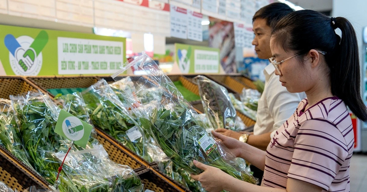 Quét mã QR bữa ăn: khi phụ huynh nhìn thấy cả bếp ăn trường