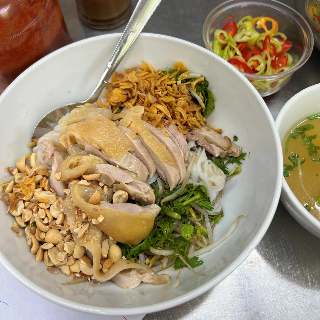 Tại sao du khách nước ngoài bị chinh phục bởi ẩm thực đường phố Hà Nội