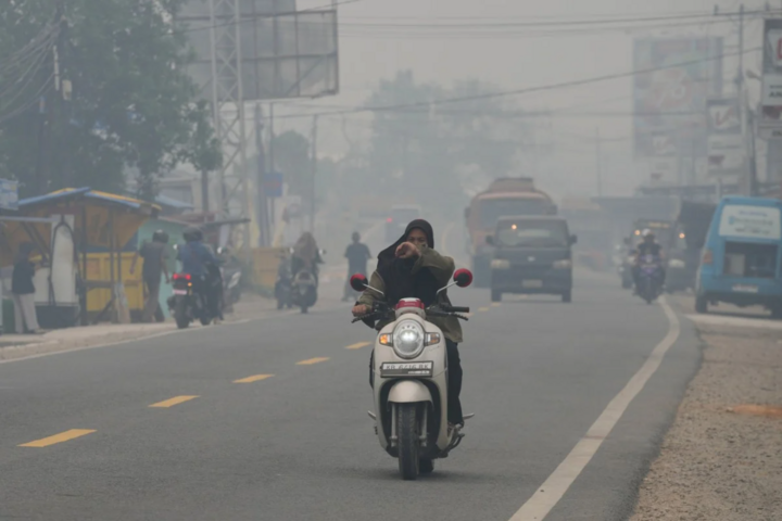 Khói mù xuyên biên giới bao trùm Đông Nam Á: Từ cháy rừng Indonesia đến bài toán cảnh báo chung