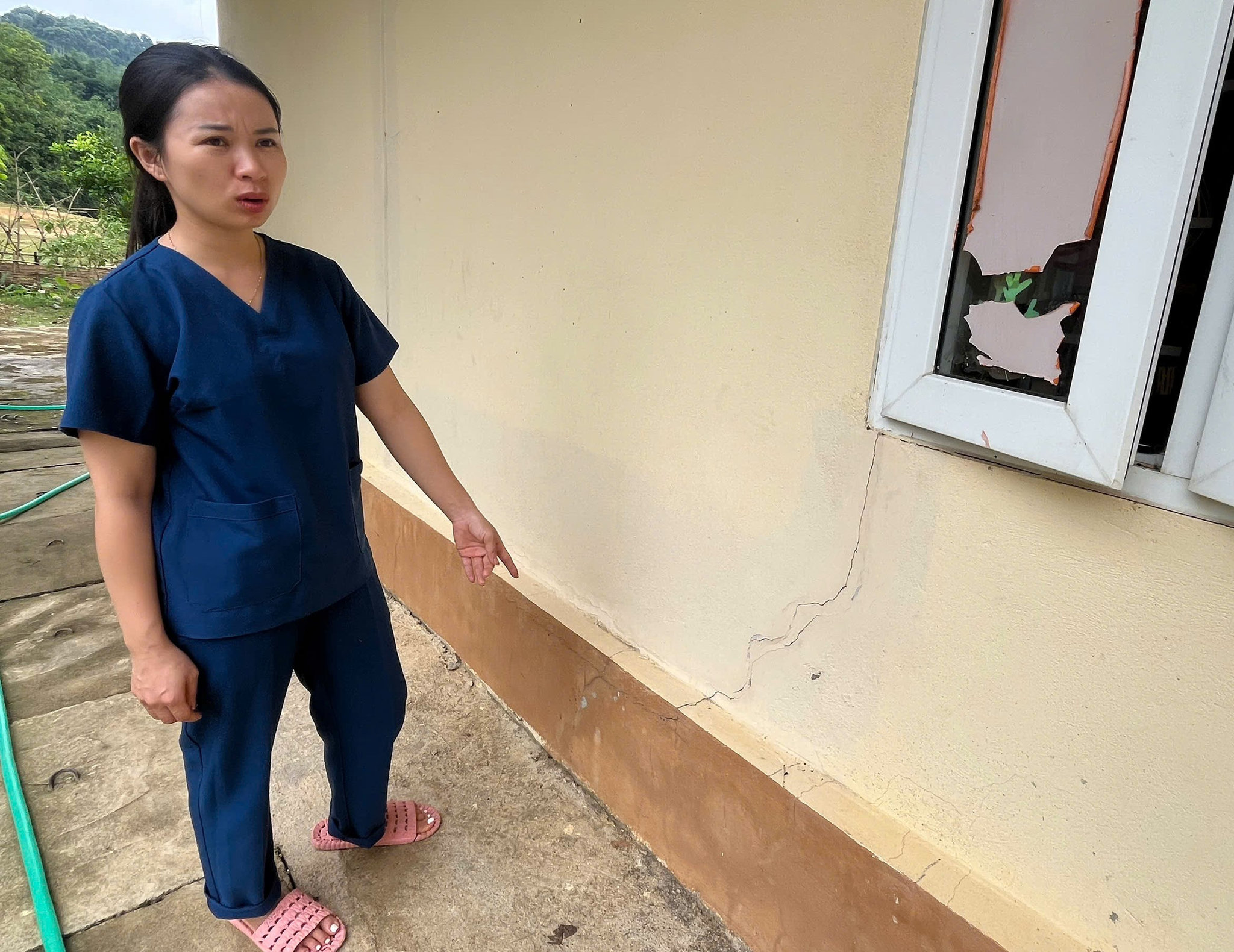 Hàng trăm học sinh học trong lớp học nứt nẻ sau bão
