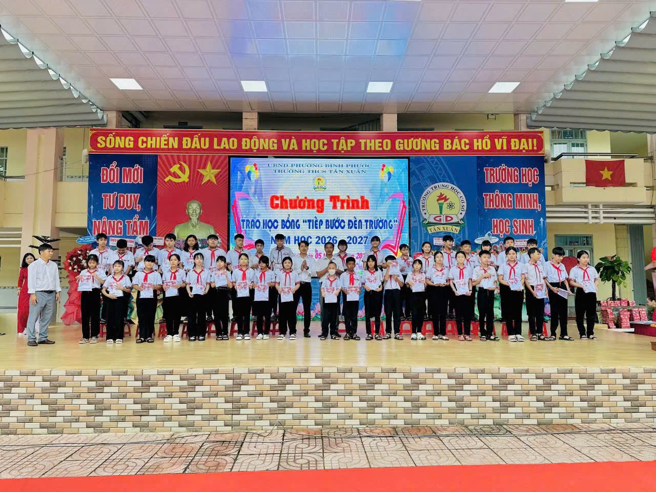 Cảnh sát và cộng đồng chung tay tiếp sức học sinh khó khăn