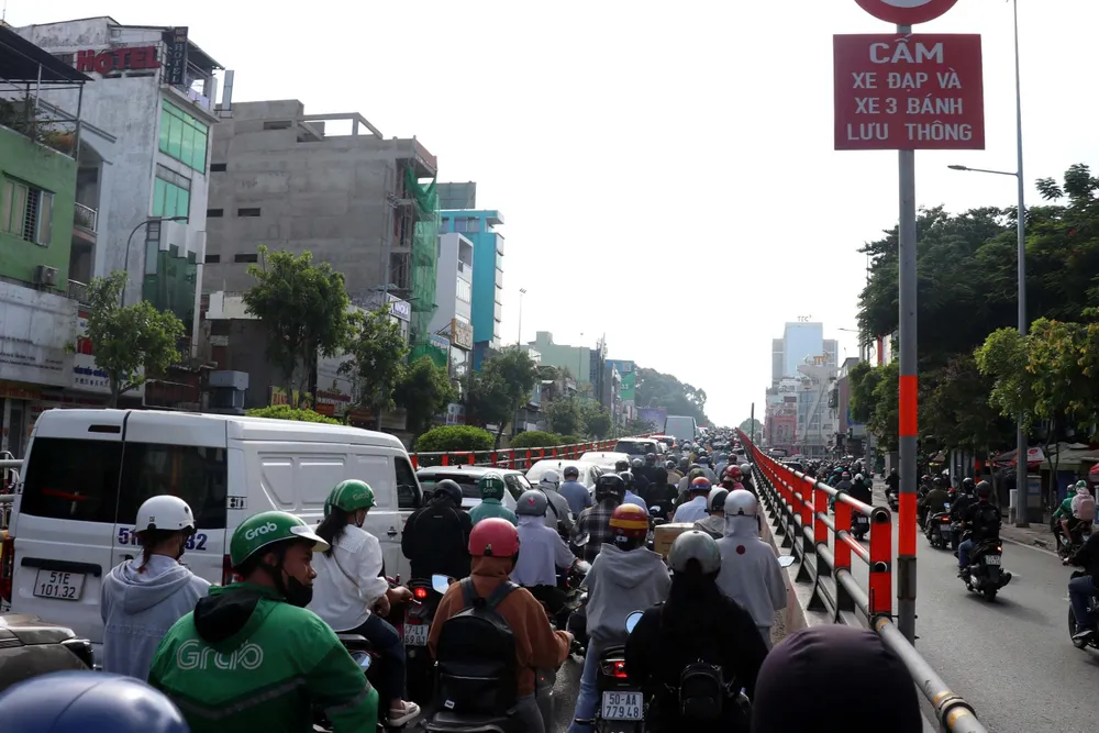 Tuyến metro số 2 TP.HCM gây tắc nghẽn: chấp nhận hi sinh hay phải chỉnh lại cách thi công?