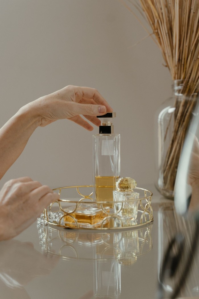 Cách xịt nước hoa đúng để mùi hương bền cả ngày