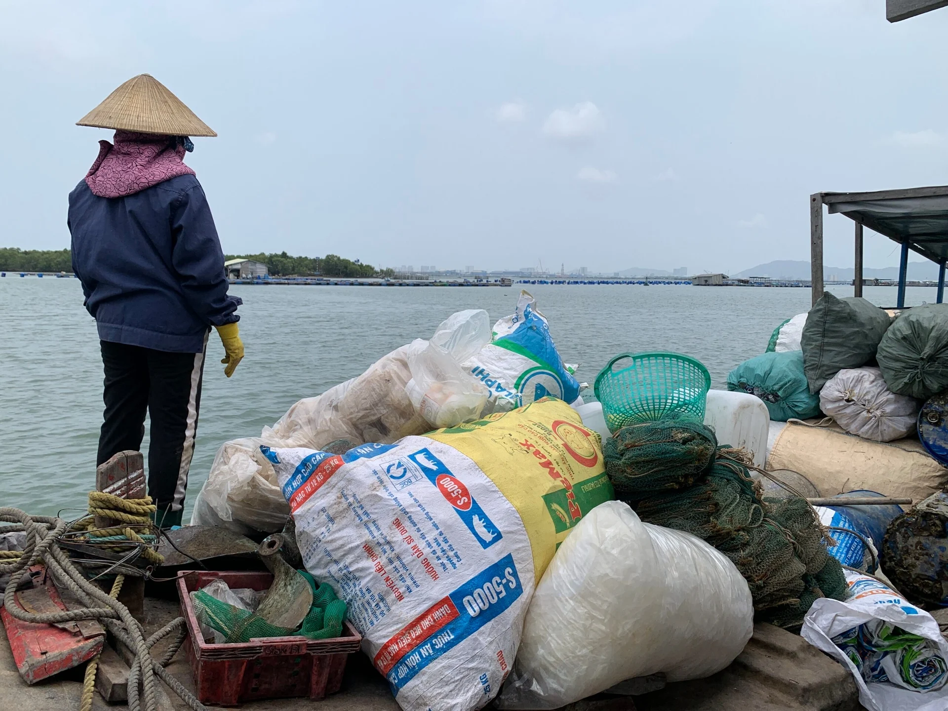 Rác nhựa đại dương: Thuế vô hình đè lên ngư dân và khoa học nói gì