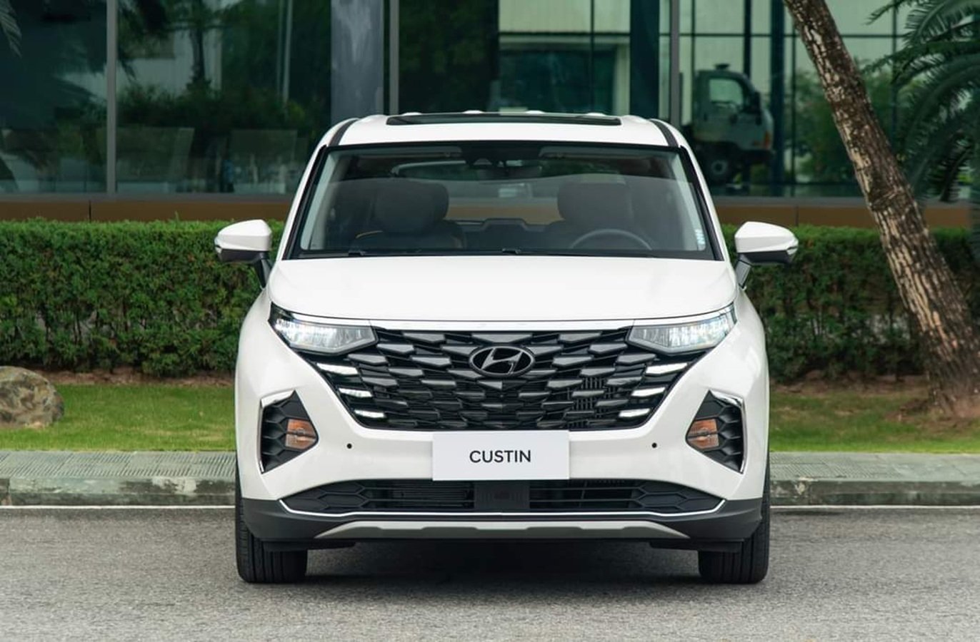 Hyundai Custin nâng cấp giữa vòng đời: khác biệt đủ lớn để chờ đợi?