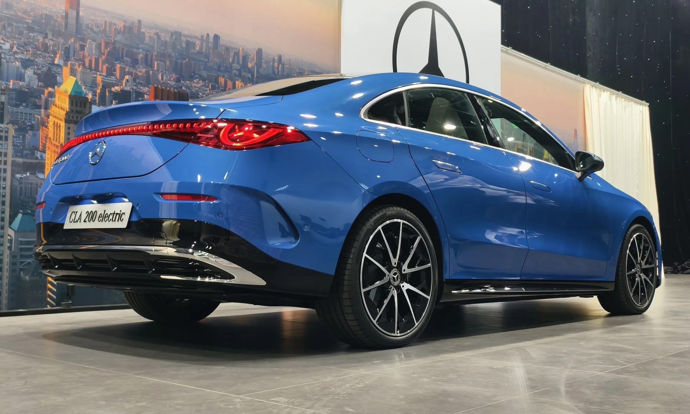 Mercedes CLA 200 Electric và Lexus ES 500e: chọn xe điện hạng sang nào tháng 10?