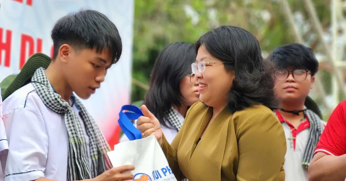 Hơn 3 tỷ đồng tiếp sức 600 học sinh khó khăn: Tiền ở đâu, đến tay ai?