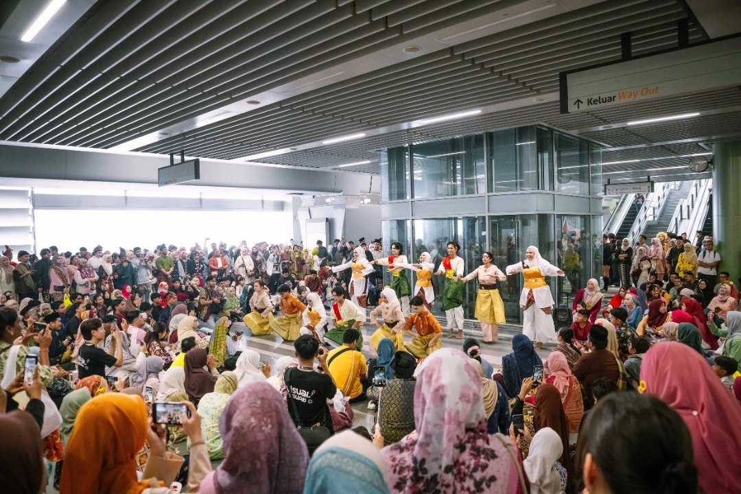 Dari Kain Sarung Rumah Ke Pernyataan Gaya Kontemporari