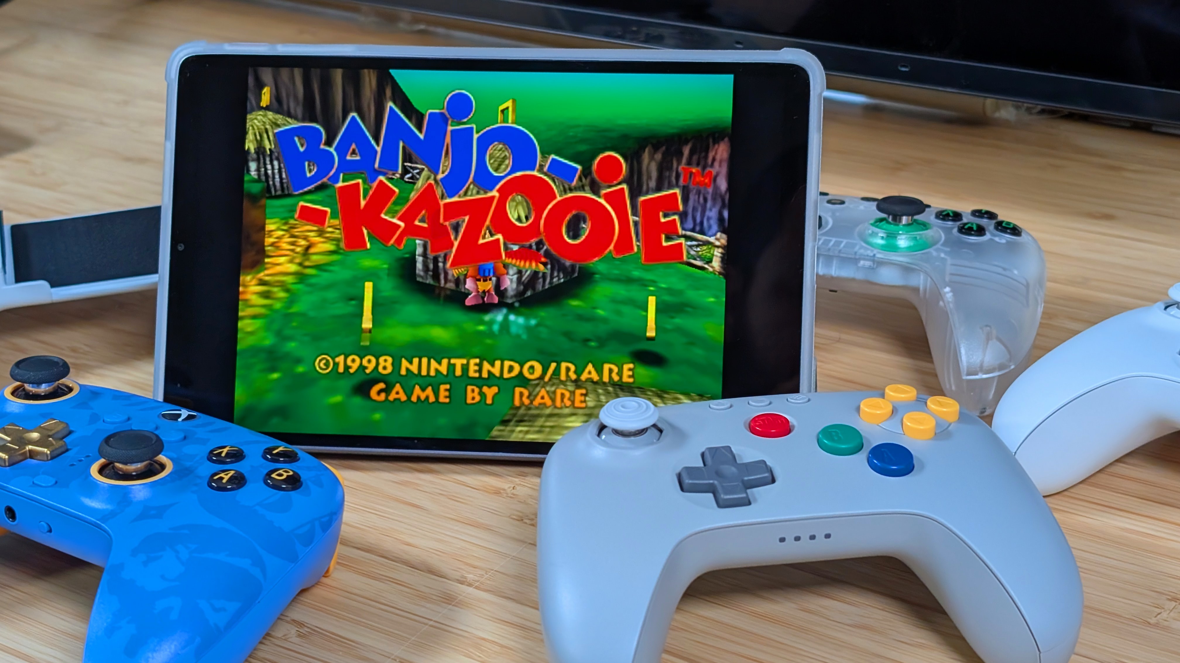 8BitDo 64 vs Evercade Dual Thumbstick: tay cầm retro nào đáng tiền hơn?