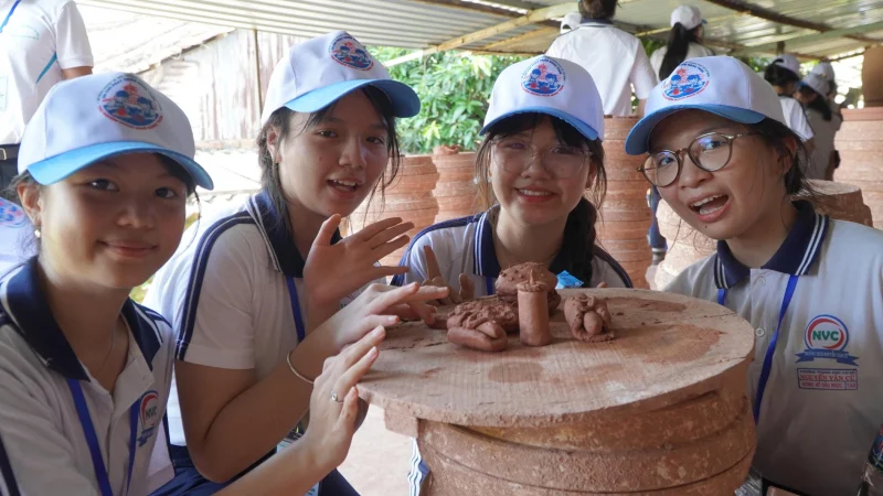 Làng nghề gốm trở thành lớp học sống cho học sinh