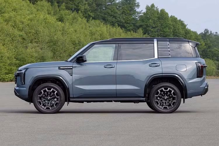 Pajero bỏ bánh dự phòng treo sau: đánh đổi gì để thực dụng hơn?