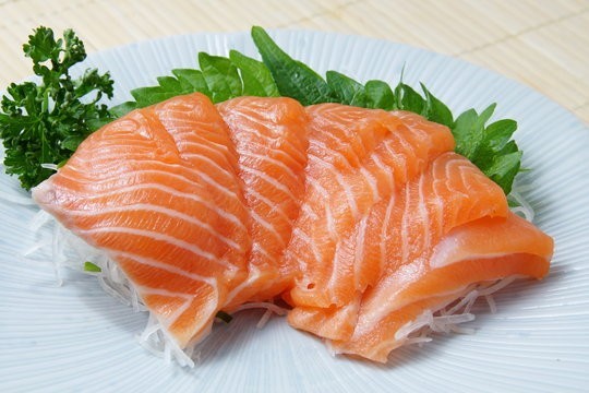 10 thực phẩm bác sĩ mắt khuyên ăn để giảm thoái hóa điểm vàng và bọng mắt
