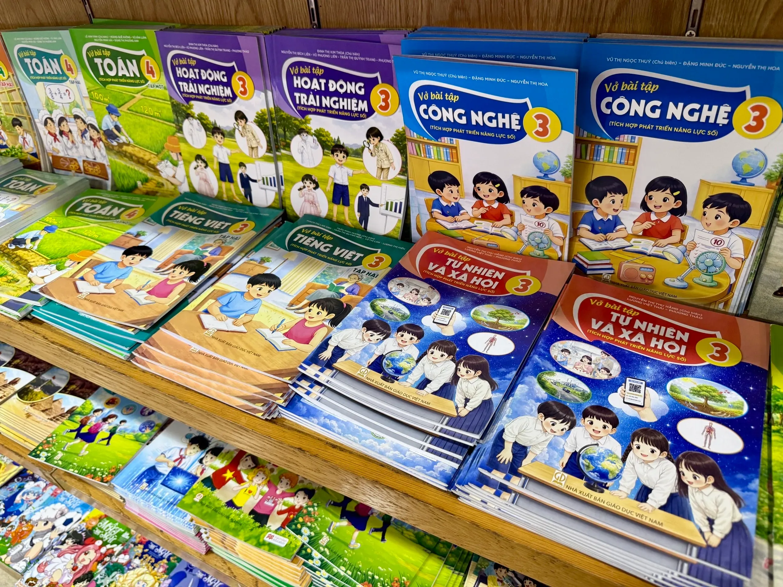 Thiếu sách giáo khoa giữa báo cáo dư thừa: Lỗi ở đâu?