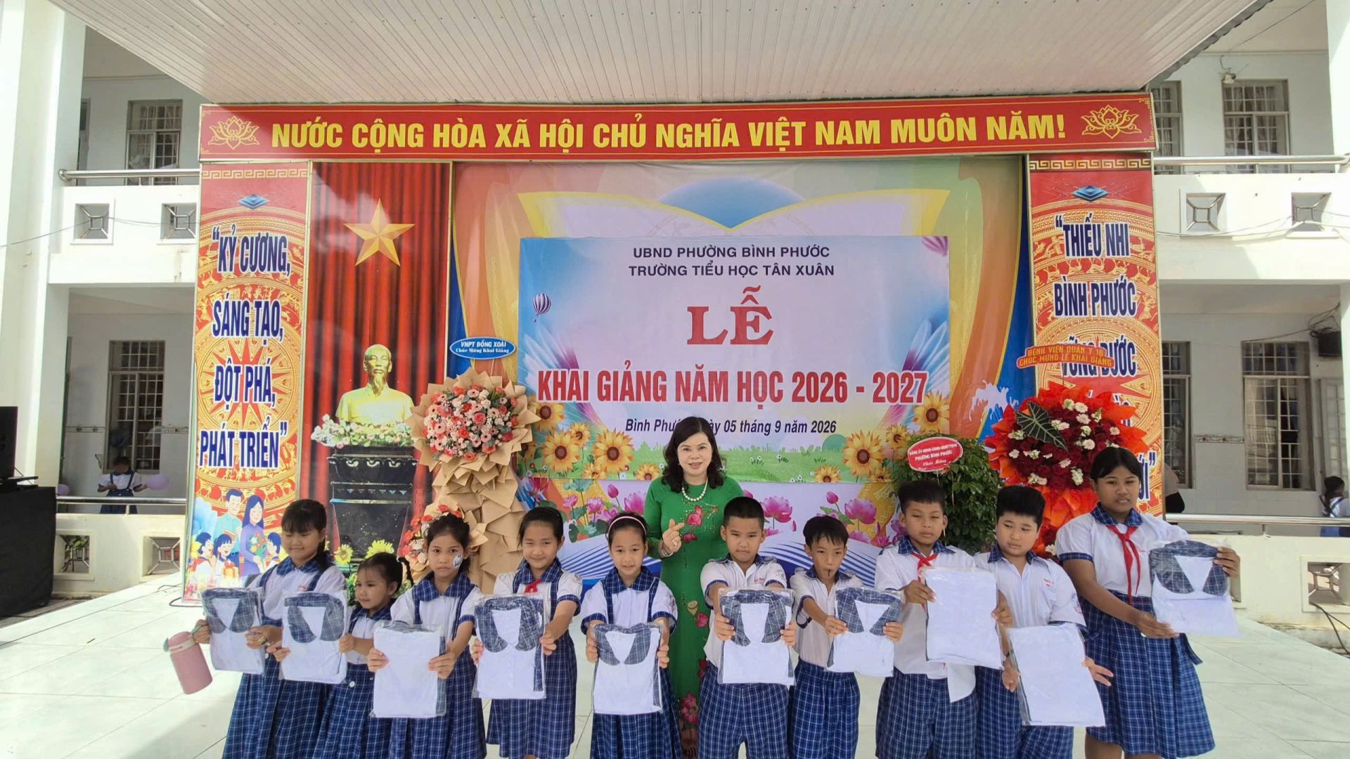 Những chương trình tiếp sức giúp học sinh khó khăn vững bước đến trường