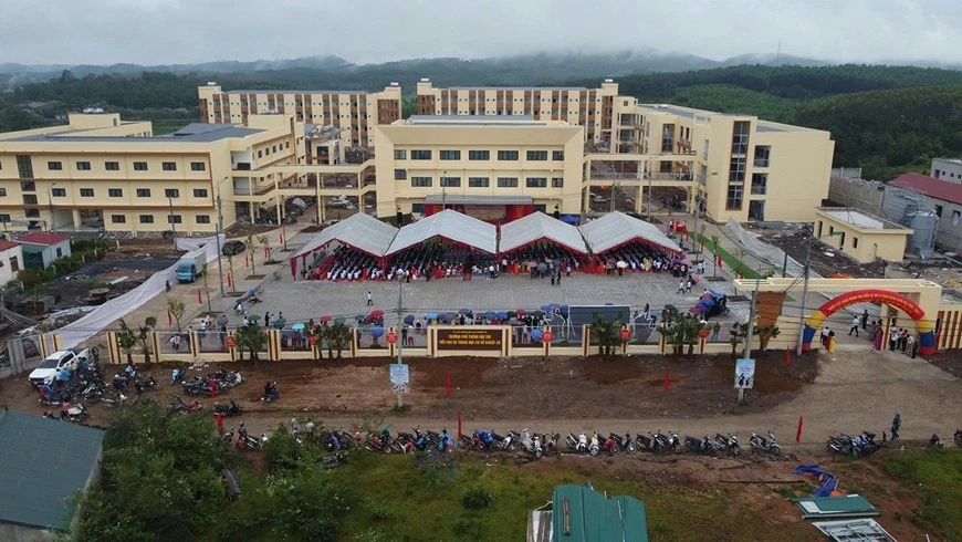 Trường nội trú liên cấp khang trang và bước ngoặt cho học sinh vùng biên