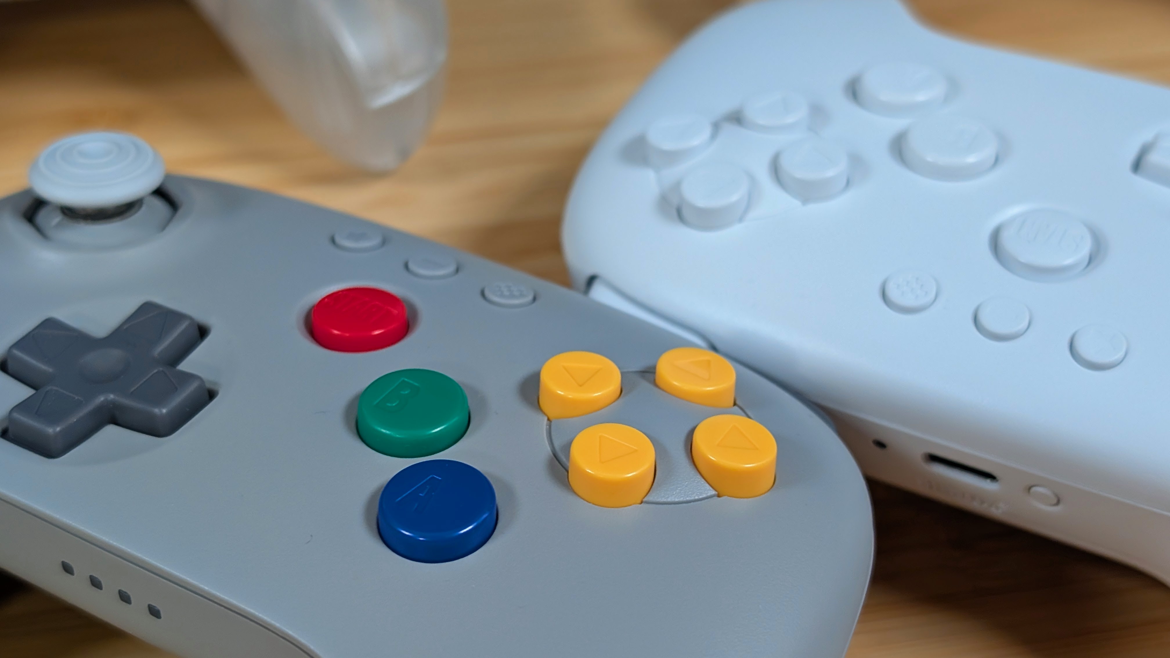 8BitDo 64 vs Evercade Dual Thumbstick: tay cầm retro nào đáng tiền hơn?