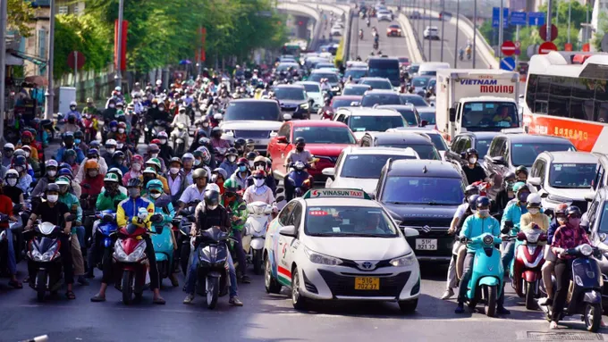 Hà Nội cấm xe máy xăng, TPHCM siết khí thải: Hai mũi giáp công cho giao thông xanh đô thị
