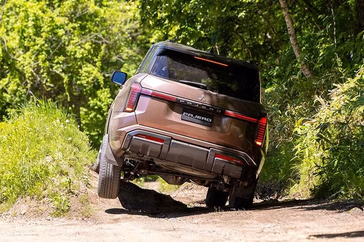Pajero bỏ bánh dự phòng treo sau: đánh đổi gì để thực dụng hơn?