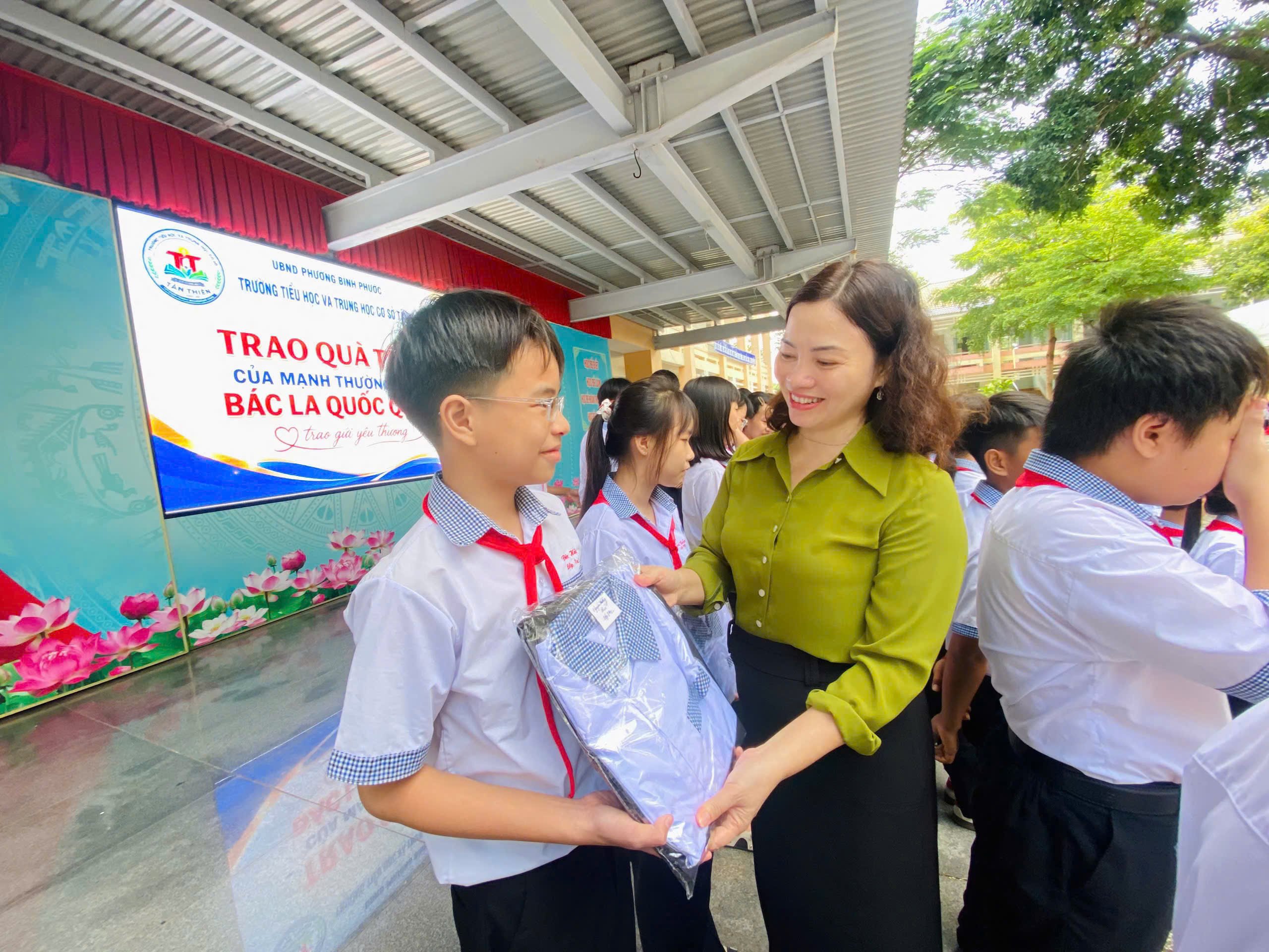 Cảnh sát và cộng đồng chung tay tiếp sức học sinh khó khăn