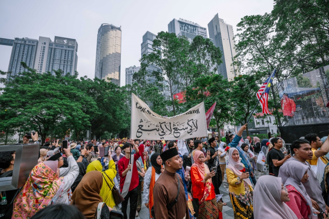 Sarong: Dari Kain Rumah Ke Pentas Gaya Kontemporari
