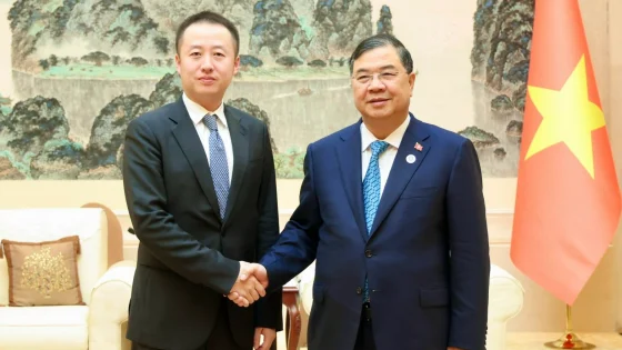 Ba tập đoàn Trung Quốc nhắm đường sắt và năng lượng xanh tại Việt Nam