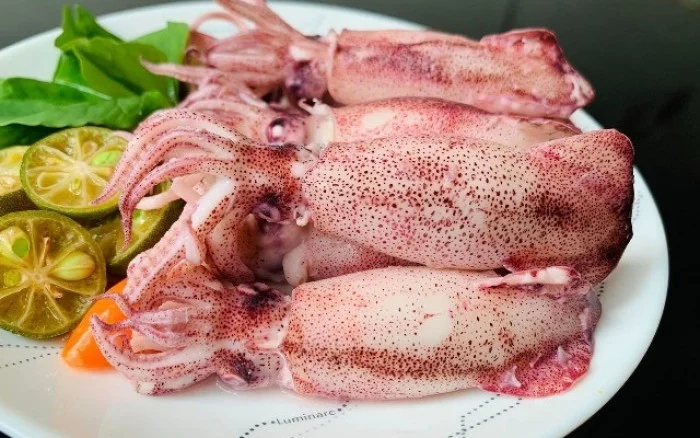 Luộc và xào mực, tôm giòn ngọt: bí quyết nhiệt và thời gian