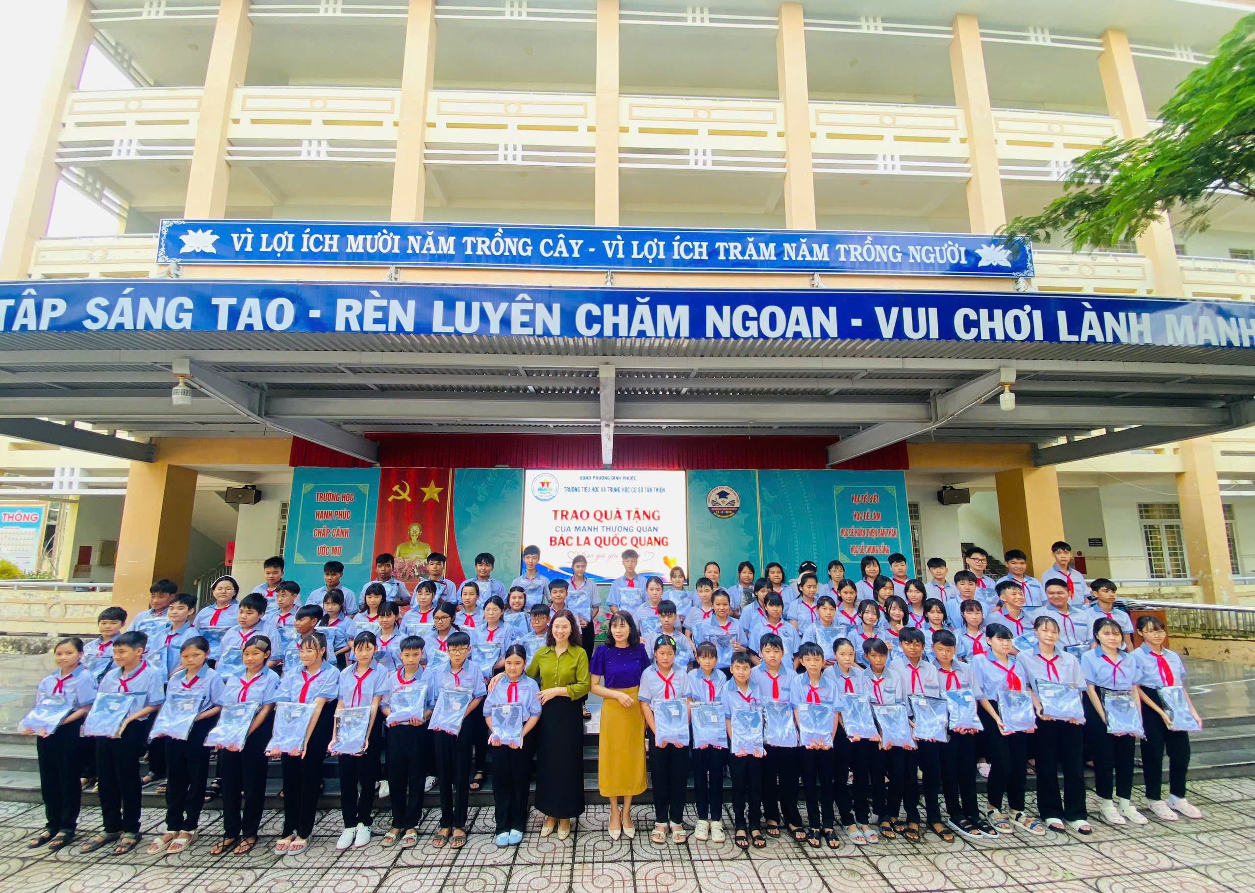 Những chương trình tiếp sức giúp học sinh khó khăn vững bước đến trường