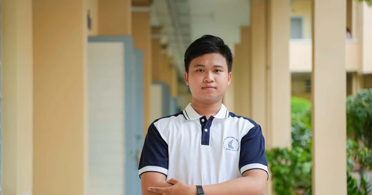 Từ bỏ học đại học đến thủ khoa: cú quay lại đầy bản lĩnh
