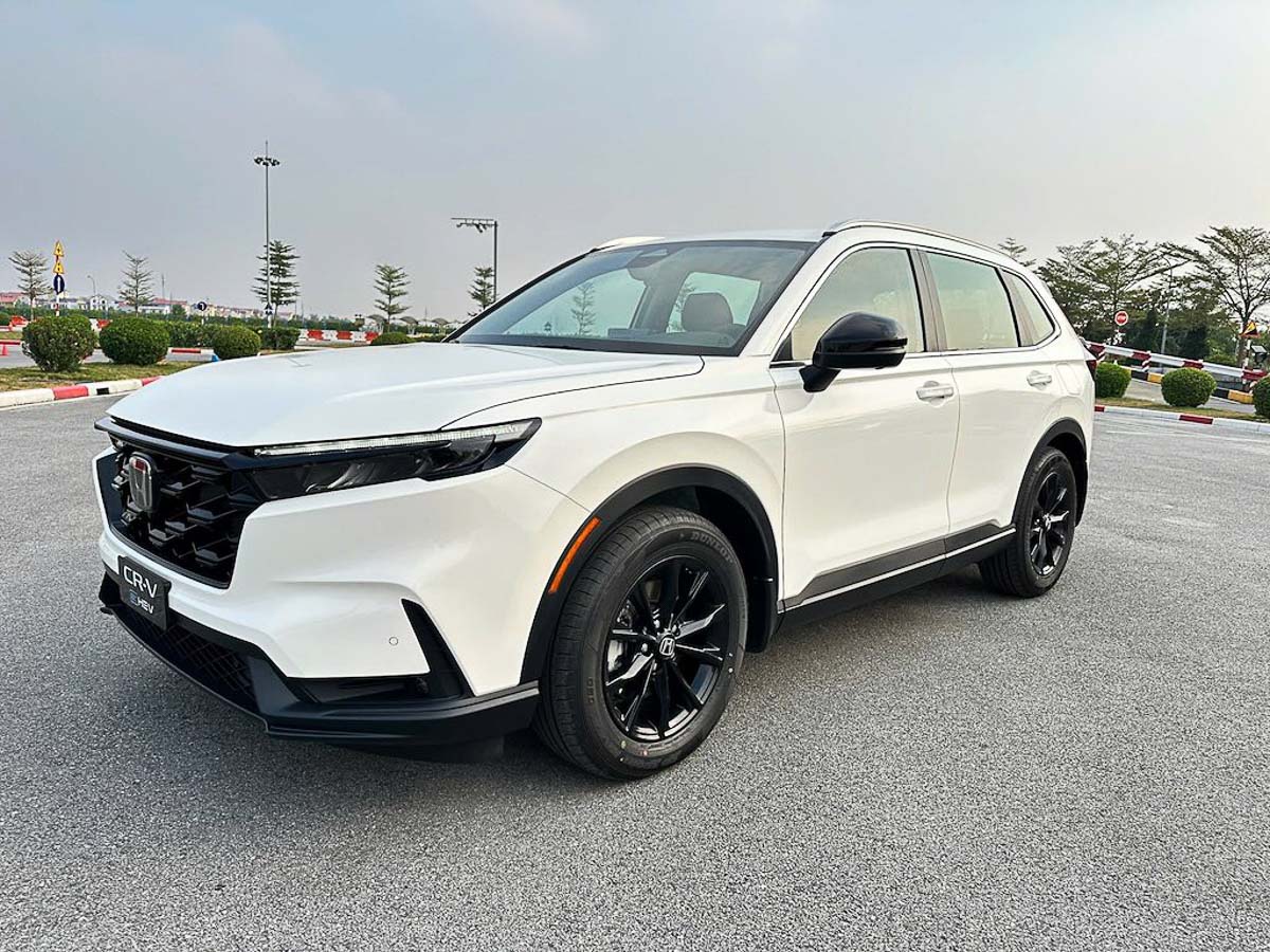Xe hybrid Nhật Bản chiếm sóng: Innova Cross HEV bất ngờ soán ngôi Corolla Cross