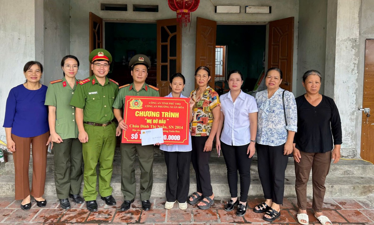 Công an các địa phương nâng bước học sinh khó khăn đến trường