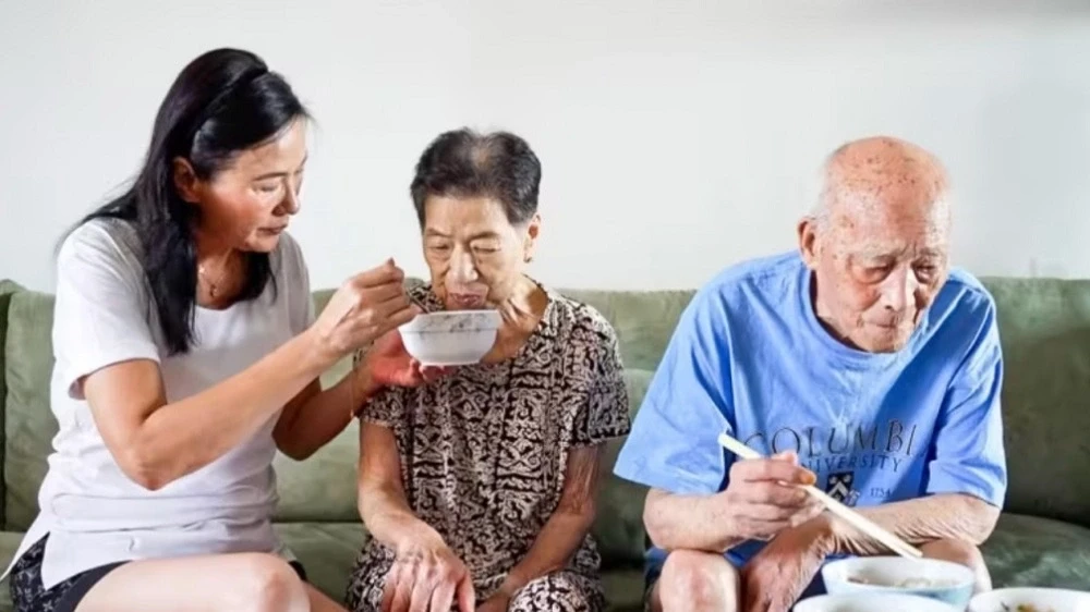 Khi phải chăm sóc cả cha mẹ lẫn con nhỏ: áp lực hai chiều tuổi trung niên