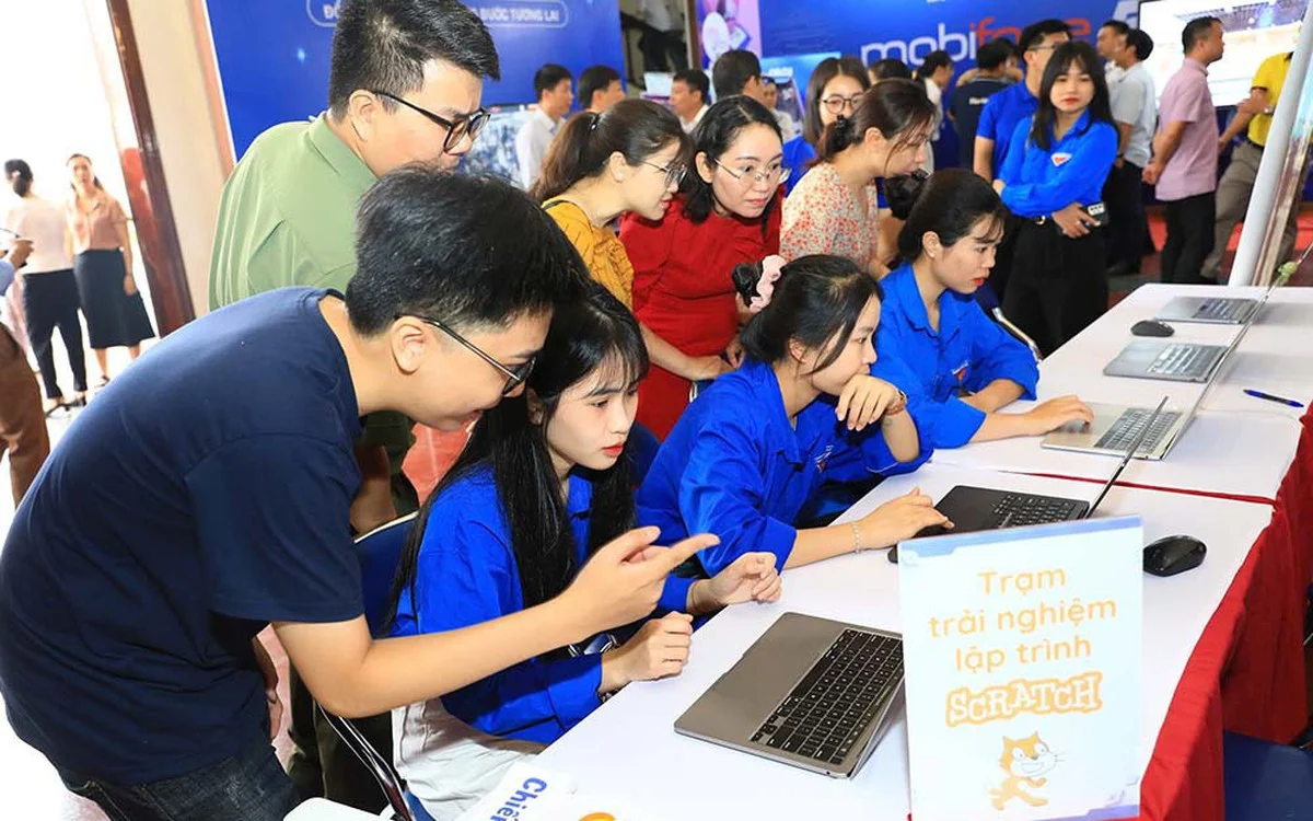 Thanh niên Điện Biên: ‘bình dân học vụ số’ thu hẹp khoảng cách công nghệ