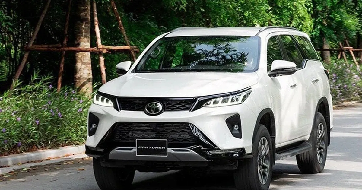 Ford Everest thống trị SUV 7 chỗ, Fortuner bất ngờ tăng tốc