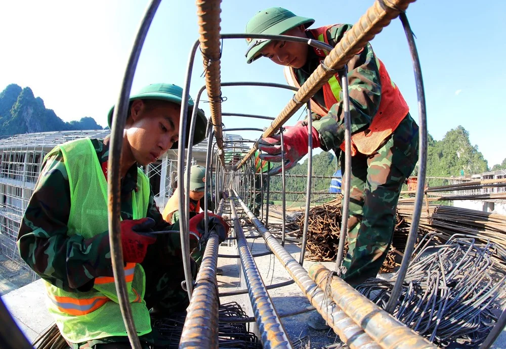 Những ngôi trường nội trú vùng biên và bước tiến công bằng giáo dục