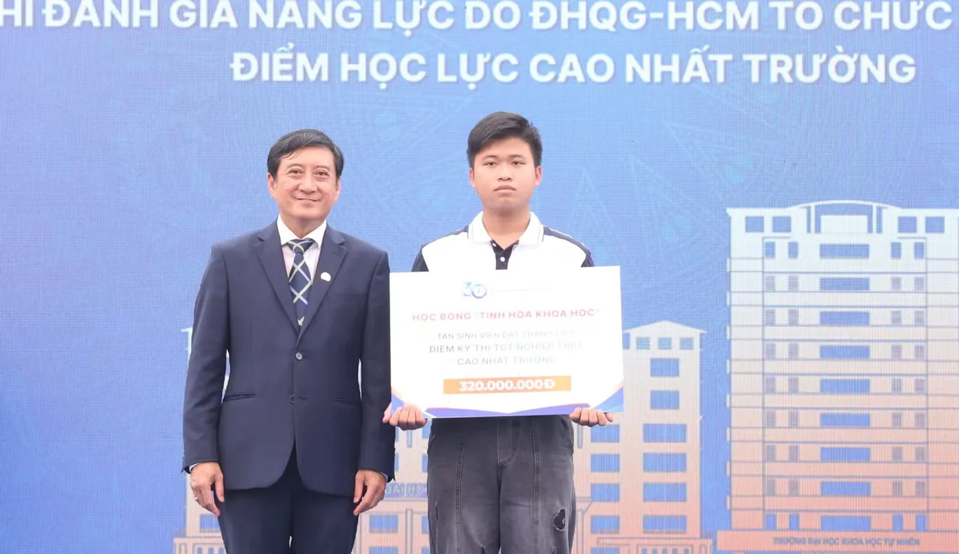 Từ bỏ học đại học đến thủ khoa: cú quay lại đầy bản lĩnh