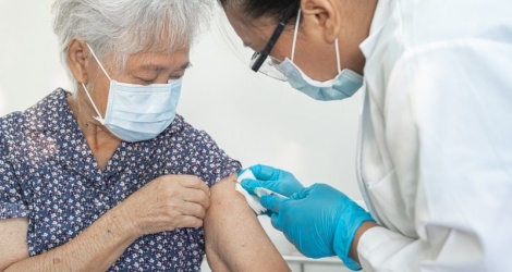 Người cao tuổi có bệnh nền: Lá chắn kép chống nhiễm trùng hô hấp