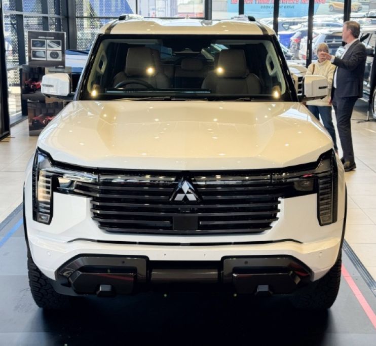 Mitsubishi Pajero chính thức trở lại: SUV cao cấp mới thách thức Land Cruiser và Patrol