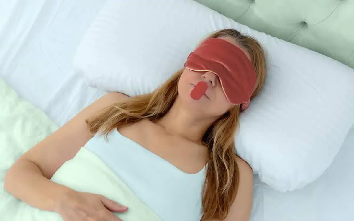 Dán miệng khi ngủ để bớt ngáy: khi nào lợi, khi nào hại?