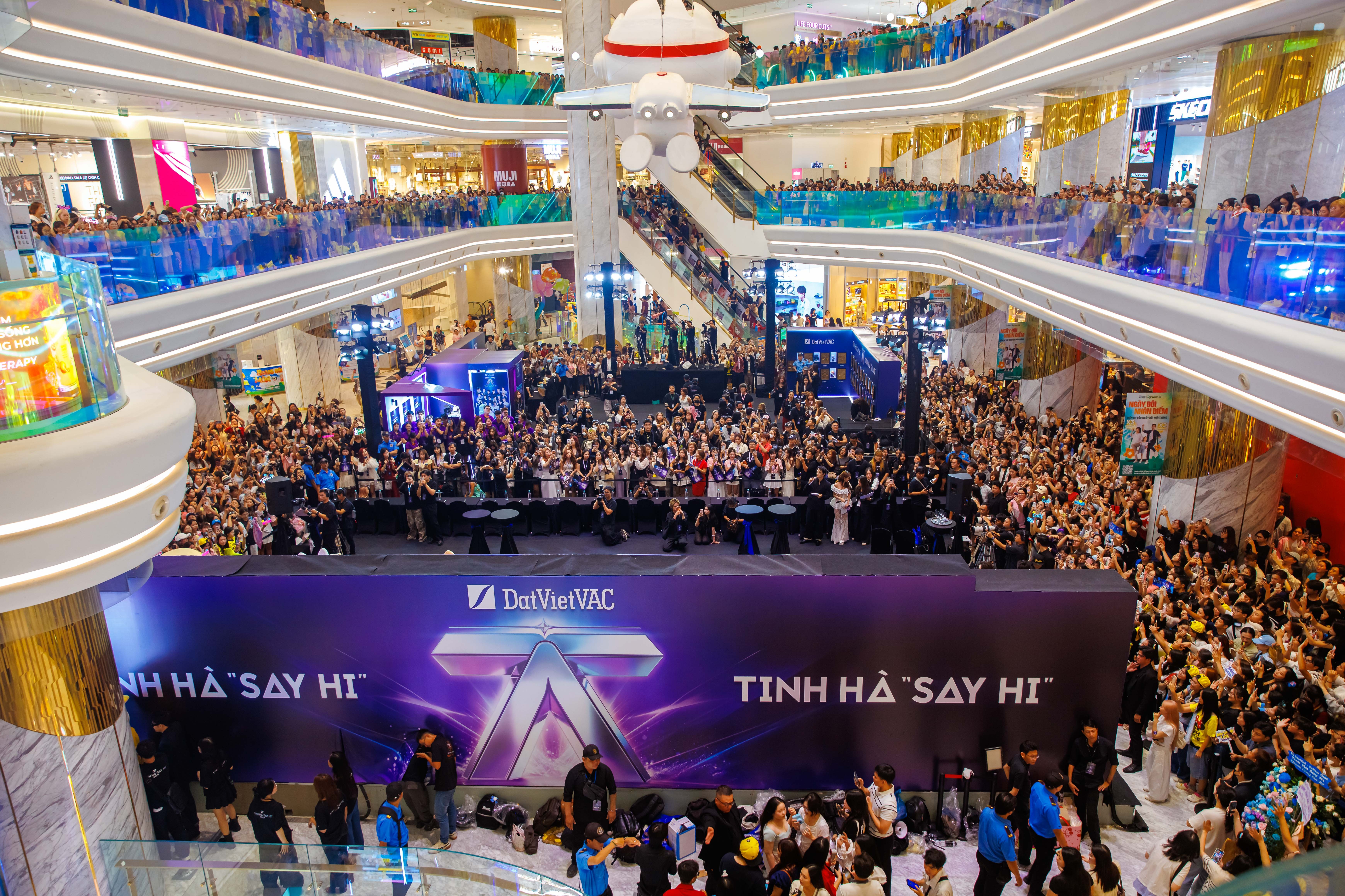 Vé concert Tinh Hà Say Hi: sold out D1 và cuộc tranh luận vé 50 triệu
