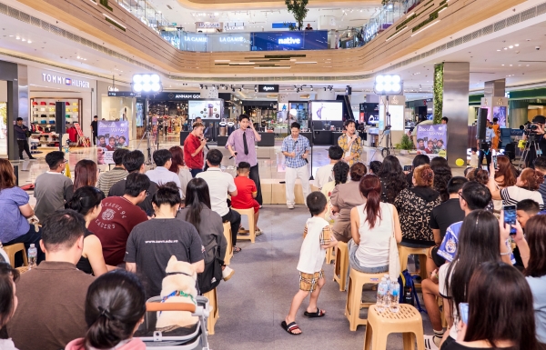 Từ 11 khán giả đến mini concert kín chỗ: cú lội ngược dòng của Duniverse