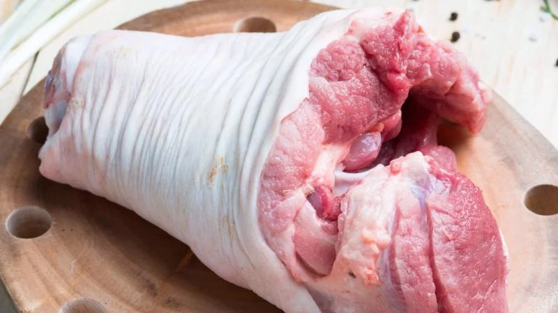 Luộc thịt mềm, trắng tinh, không hôi: Bí quyết nằm ở ngọn lửa và thời gian