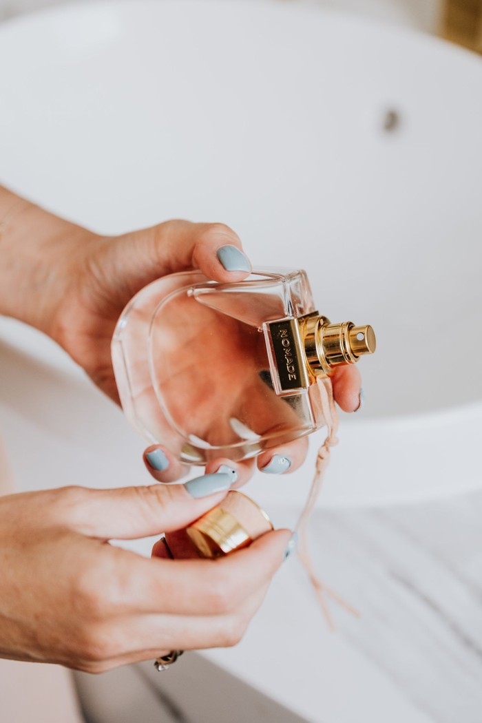 Cách xịt nước hoa đúng để mùi hương bền cả ngày