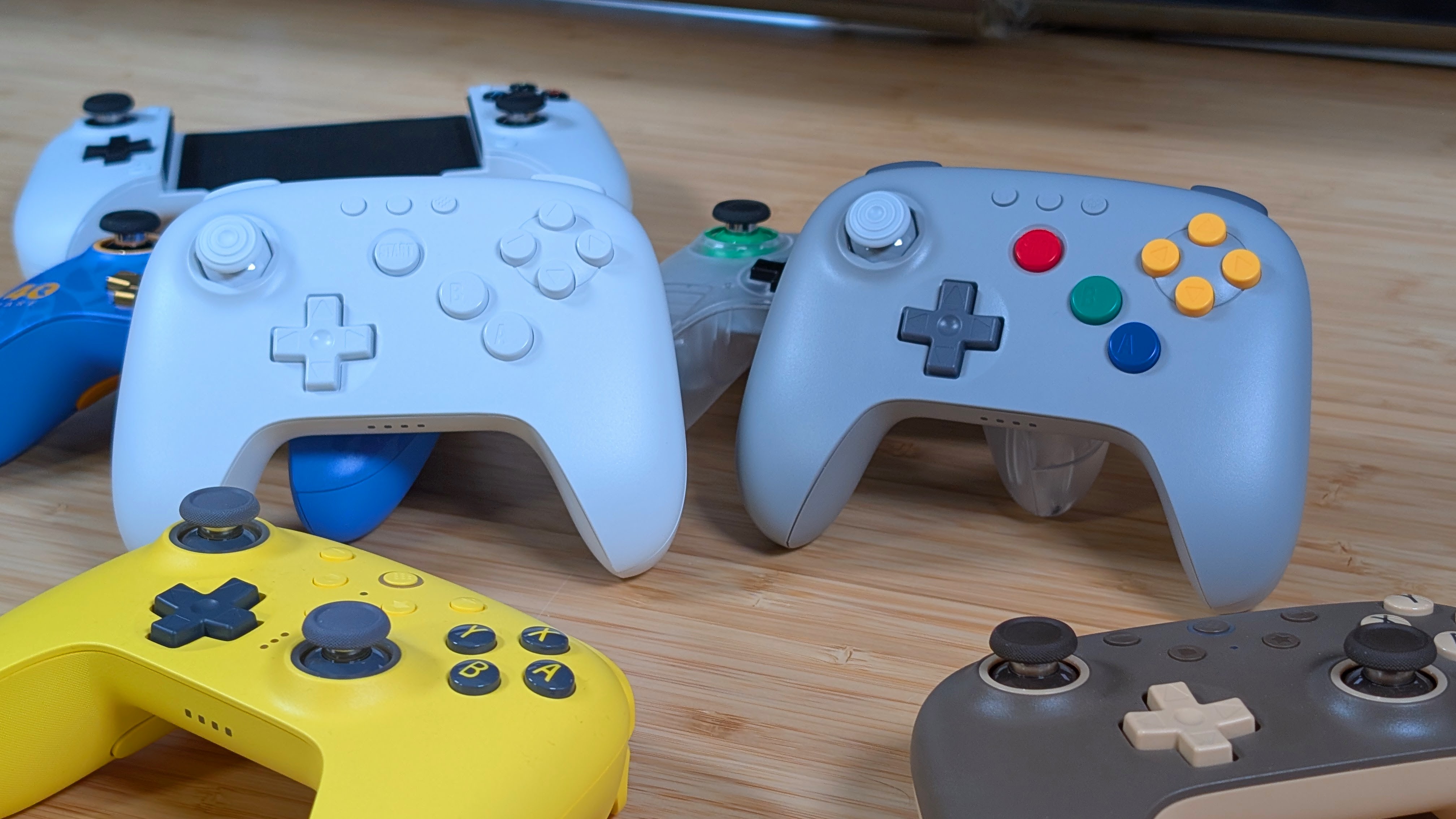 8BitDo 64 vs Evercade Dual Thumbstick: tay cầm retro nào đáng tiền hơn?