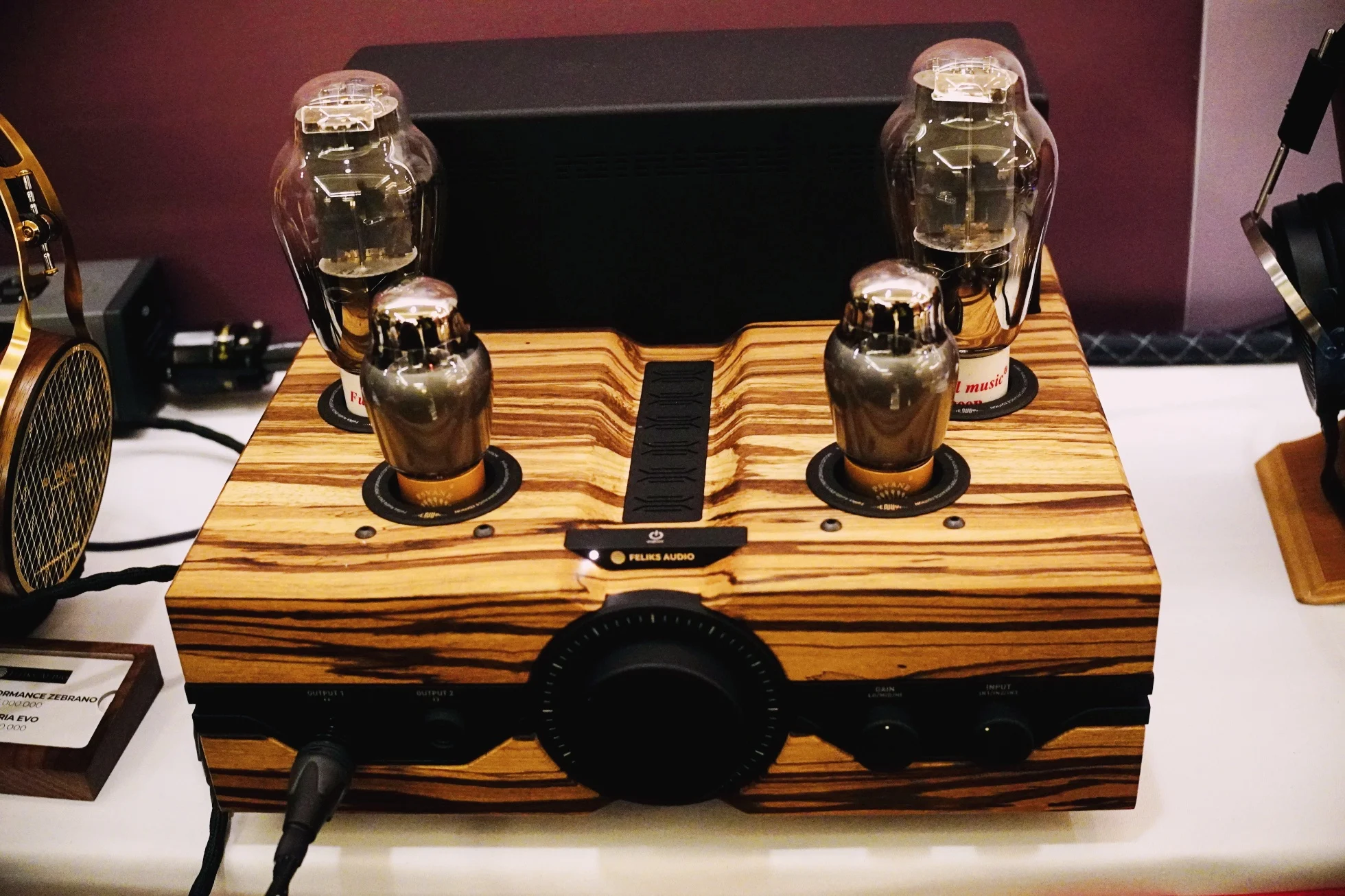 iFi iCAN PHANTOM 1.5 vs Feliks Audio Envy: chọn ampli tai nghe flagship nào?