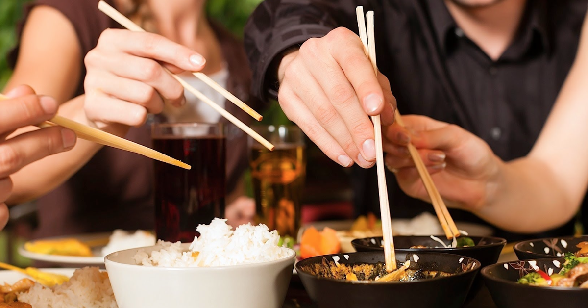 Bàn ăn dài trong phòng khách: trung tâm mới của gia đình hiện đại
