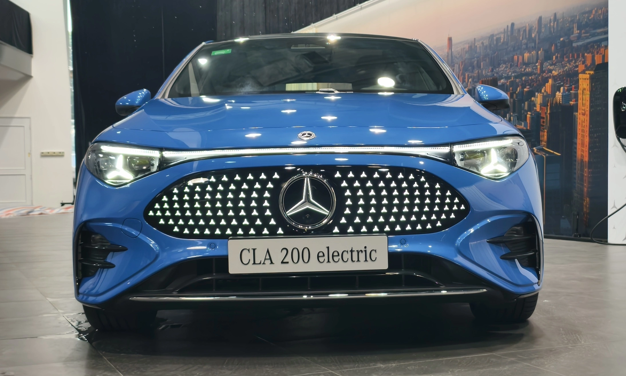 Mercedes CLA 200 Electric và Lexus ES 500e: chọn xe điện hạng sang nào tháng 10?