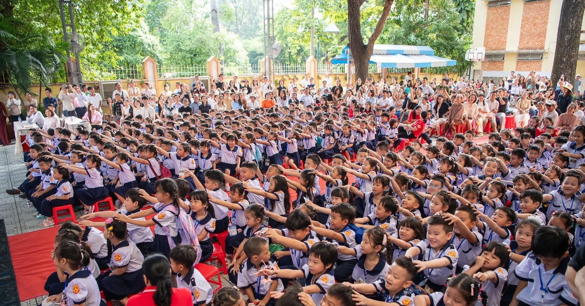 22 khoản phí dịch vụ trường công: Phụ huynh phải nắm trần thu để bảo vệ ví tiền