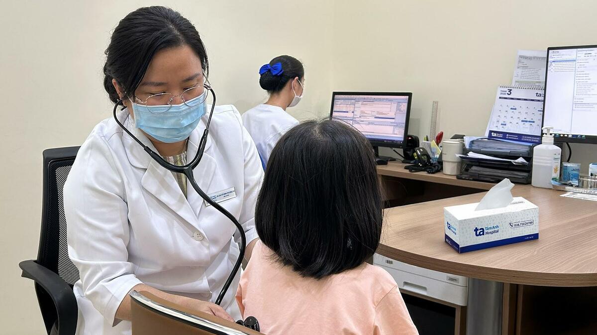 Vàng da kéo dài và trẻ chậm tăng trưởng: đừng chờ “con tự lớn”