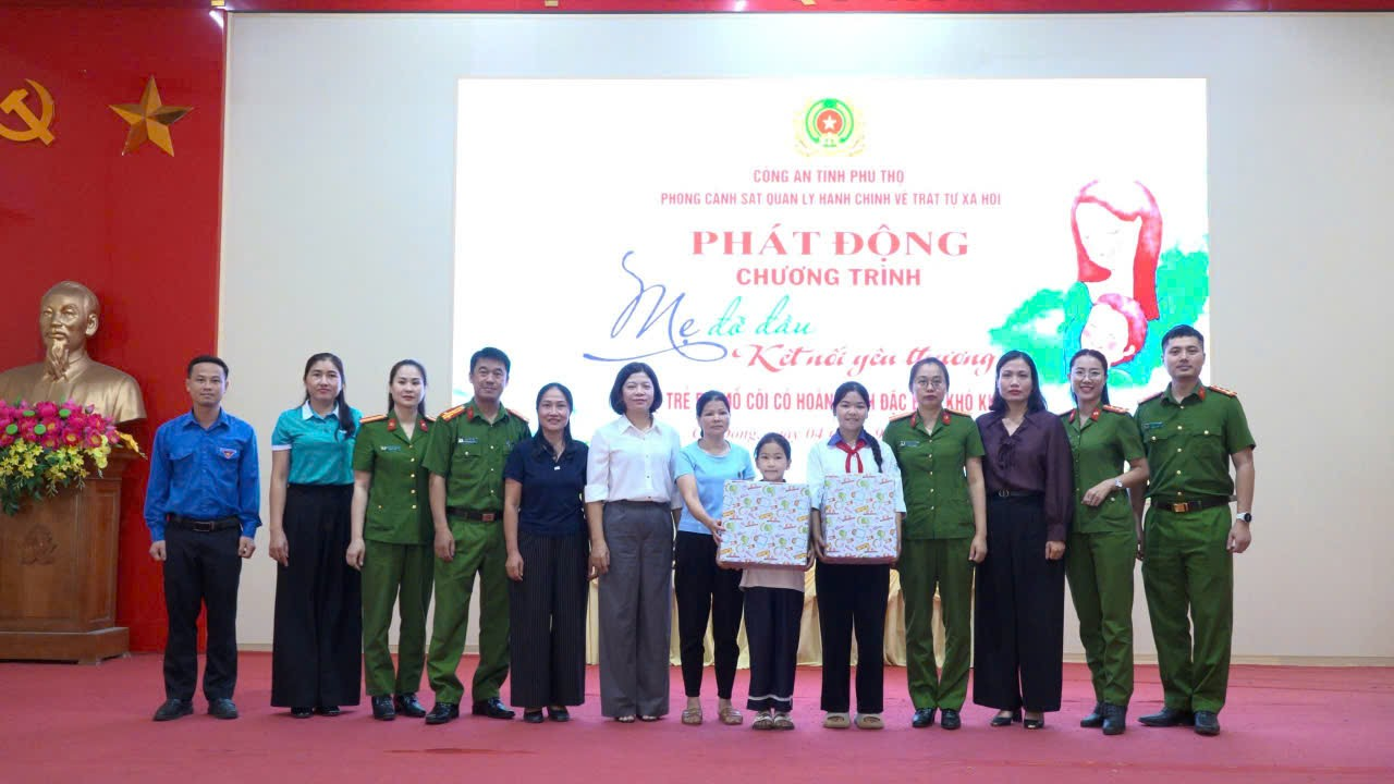 Công an các địa phương nâng bước học sinh khó khăn đến trường