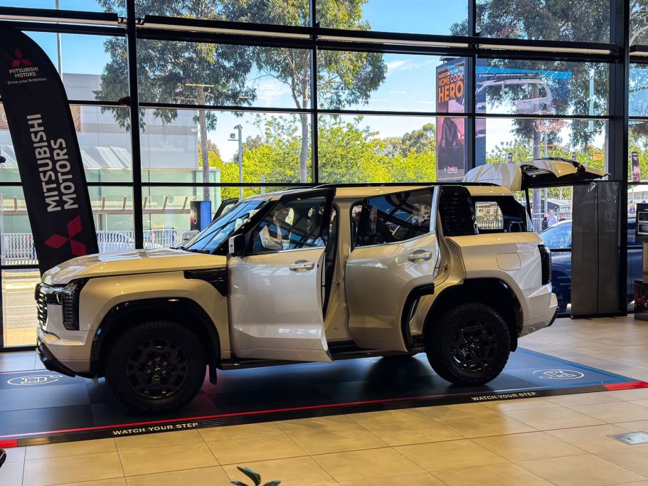 Mitsubishi Pajero chính thức trở lại: SUV cao cấp mới thách thức Land Cruiser và Patrol
